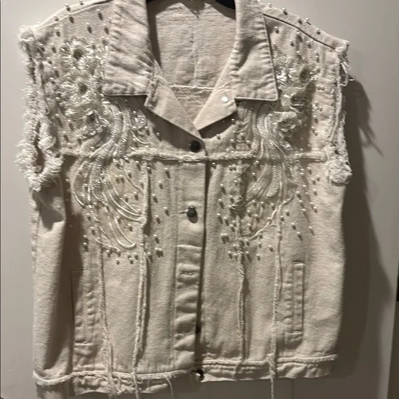 POL Cream Vest with Distressed Details - Picture 1 of 6